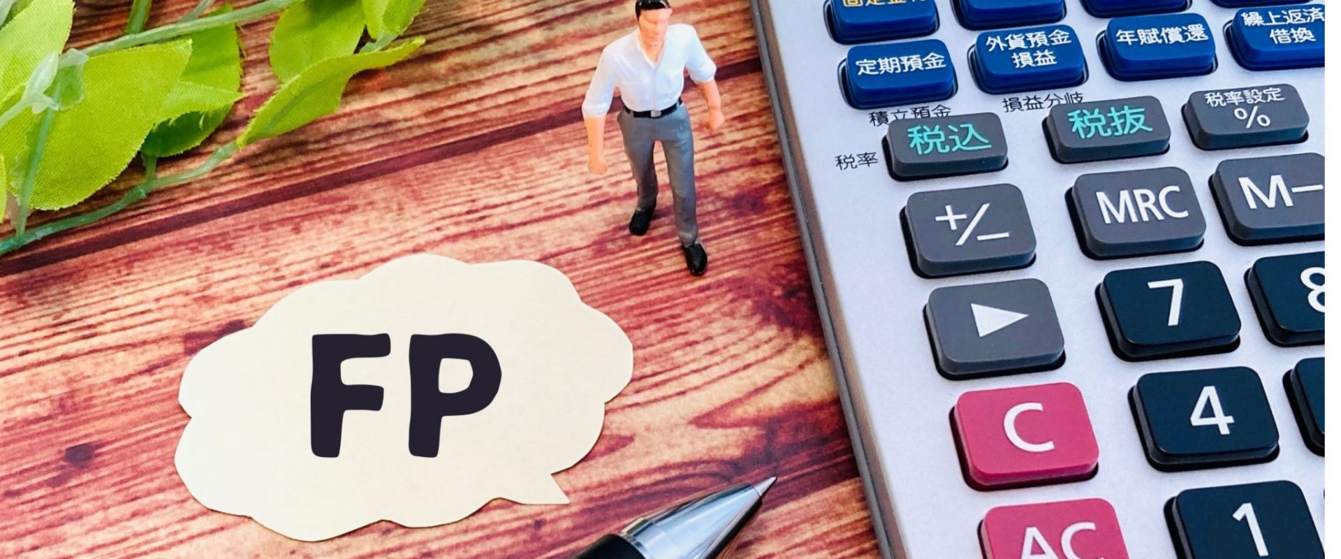 相談員と話す高齢者