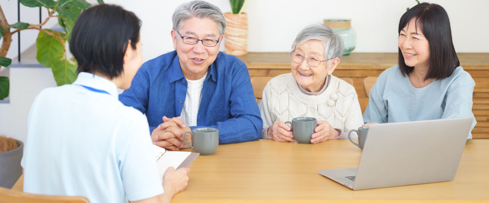 高齢者ホームに関する相談風景